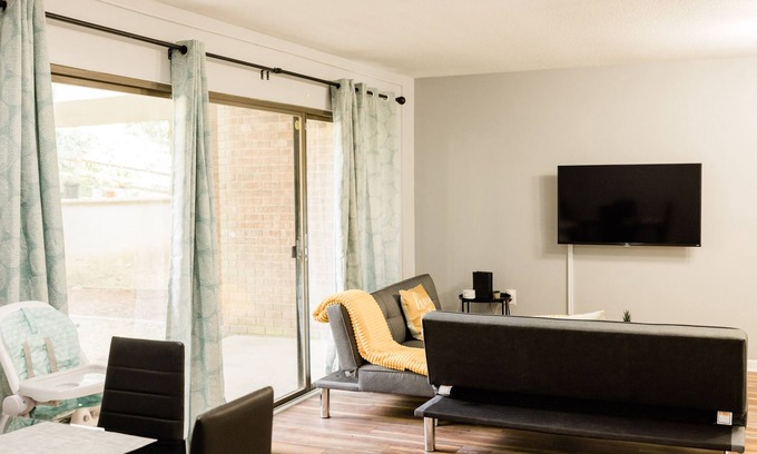 Chapel Hill Apartment | Fully Renovated 2 Bdrm UNC Apt with Pool