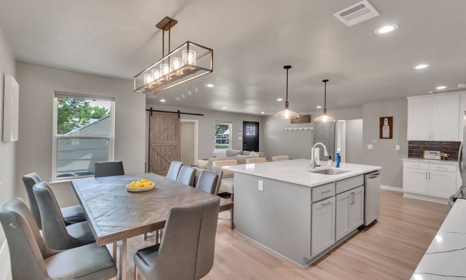 Central Arlington House | Fully Renovated 3 Bed/3Bath House 1 1/2 Blocks from AT&T Stadium