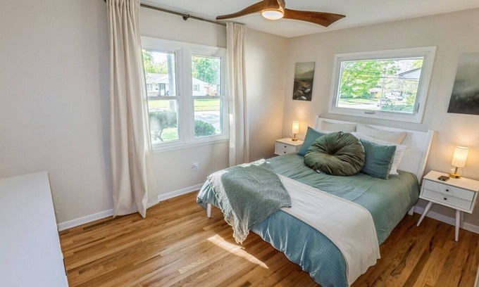Urbandale House | Fully-Renovated 3 BR near DSM! Work travel & Family Friendly.