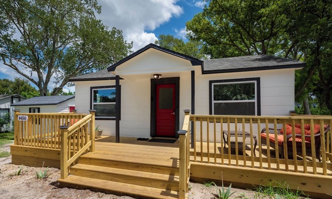 Harbor Hills Of Palm Harbor Cottage | Fully renovated with 2 bedrooms, 1.5 bathrooms, pet friendly & hot tub