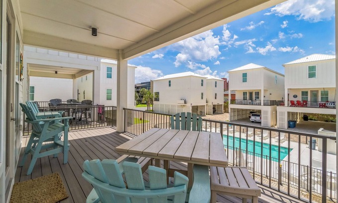 Gulf Shores House | Fully stocked 4bed/4bath beach house-steps away from direct access to the Gulf!