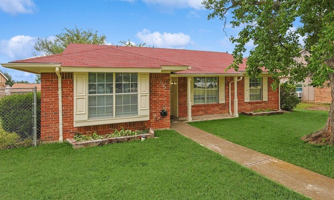 Garland House | Fully Stocked Family-Friendly Home with Games
