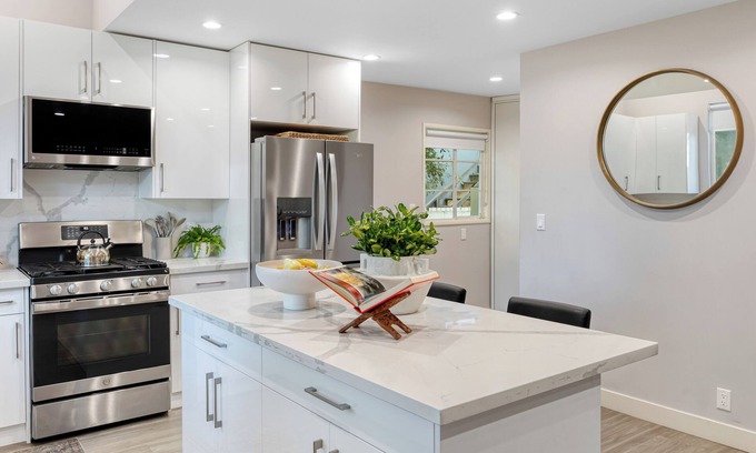 Sherman Oaks House | Fulton Buyout by AvantStay | Sherman Oaks Estate + View