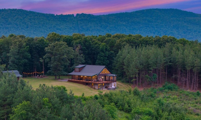 Warfordsburg Cabin | Fulton Resort | Pickleball Court + Hot Tub + Game Room + Fire Pit + See 4 states from the deck