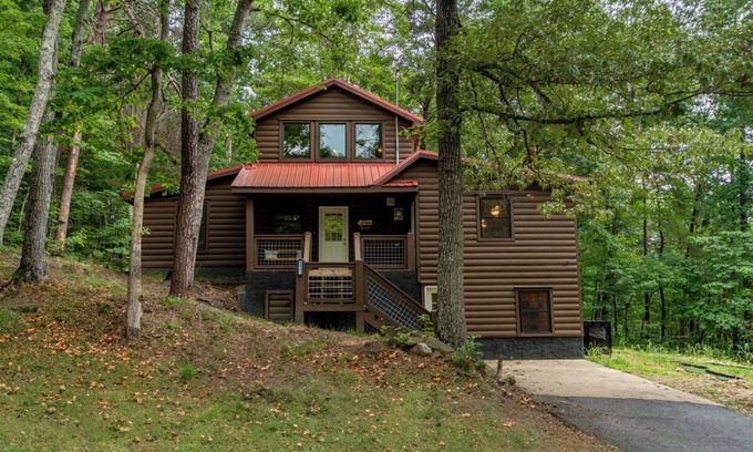 Gatlinburg - Pigeon Forge Cabin | *Fun 2BD Cabin w/GAMES! Hot Tub + Fire Pit!*