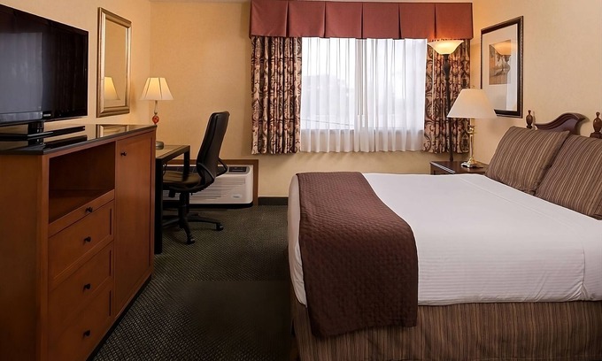Tri-Cities Hotel | Fun at Gesa Carousel of Dreams! Family-friendly Unit, w/Outdoor Pool & Parking!