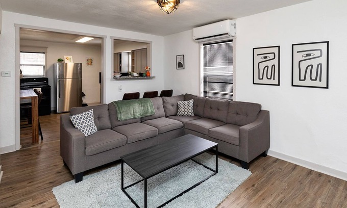 Des Moines House | Fun Backyard ~Close to Downtown~Pet Friendly~4BDRM