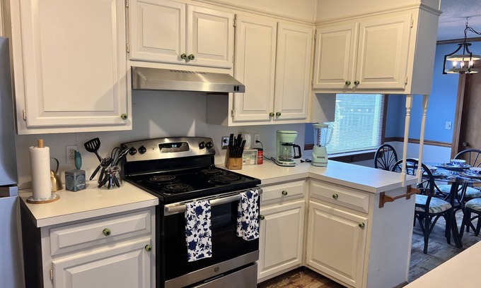 Greenville House | Fun & Charming southern home near ECU, Stadium Sleeps up to 10 people!