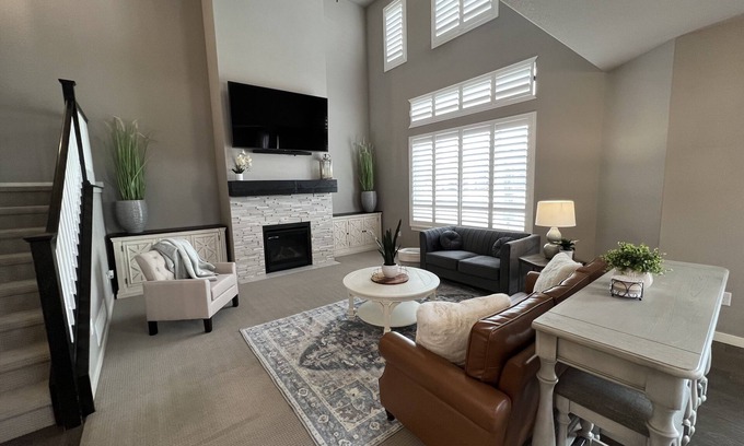 Windsor House | Fun clean 5BR with 2 kitchens, 5 kings, NEW queen Murphy bed