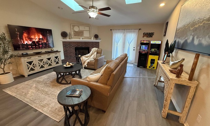 Rogers House | Fun & Comfort for 8 in Rogers! 1 King, 2 Queens, 1 Double. Retro Arcade Games
