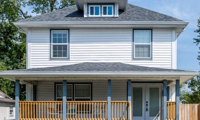 Near Eastside House | Fun for Everyone w Hot Tub, BBQ, Patio