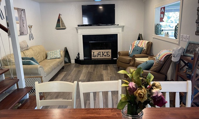 Osage Beach House | Fun Lake Home in a quiet cove close to great restaurants, bars and shopping.