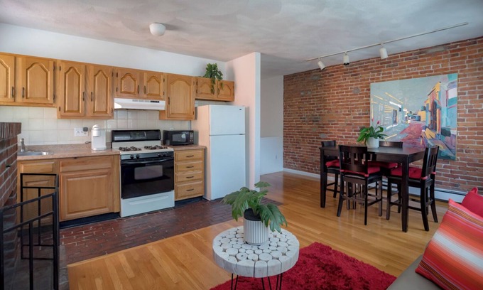 Dudley Square House | Furnished 3- Bedrooms near Hospitals & Universities in vibrant Boston w/Wifi.