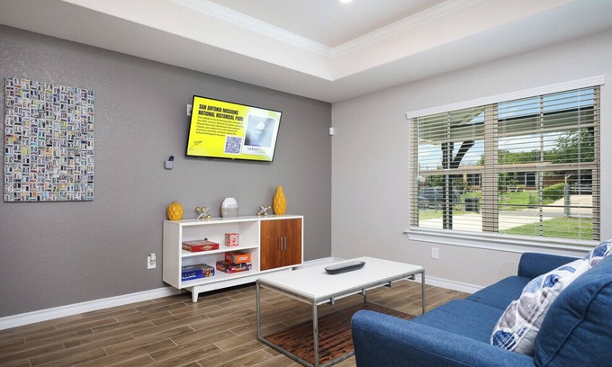 West San Antonio House | Furnished 3BR Near Lackland AFB Insurance/ALE Housing Fast Wi-Fi Washer/Dryer