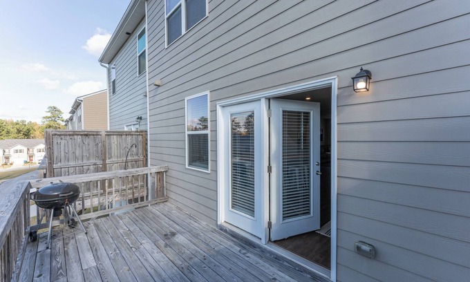 Riverdale House | Furnished spacious & modern 3BD/2.5BA- 10 min to airport!
