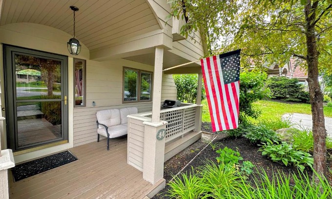 Bretton Woods House | FV44 tastefully updated single level with AC, WiFi