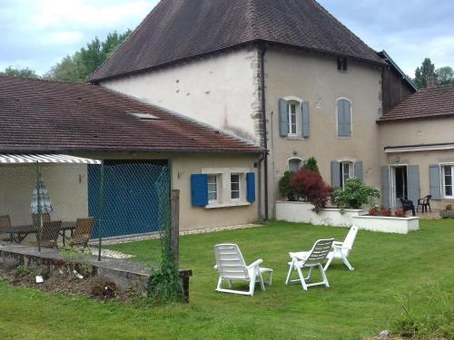 Isches House | Gîte Authentique à Isches avec Cheminée, Terrain Clos, Proche Thermes et Activités Culturelles - FR-1-589-116