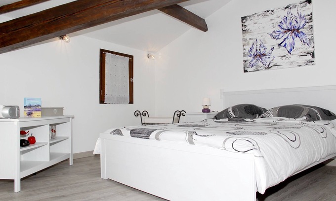 L'Isle-sur-la-Sorgue Apartment | Gîte les coquelicots for 2 to 4 people in L'Isle sur la Sorgue