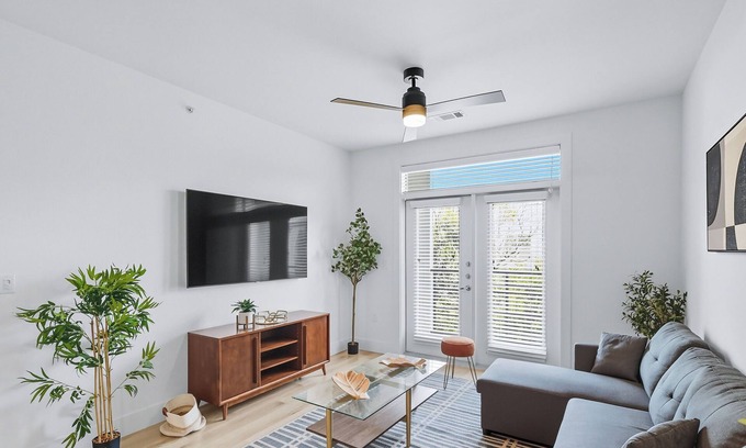 Fort Worth Condo | G412 Luxury Living DT Forth Worth 2BD2B, Resort Style Amenities, Golf Sim