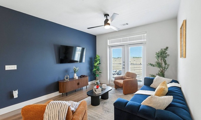 Fort Worth Condo | G43 Luxury Living DT Fort Worth 2B2B, Resort Style Amenities, Golf Sim
