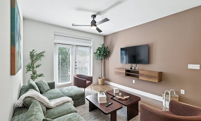 Fort Worth Condo | G44 Luxury Living DT Fort Worth 2B2B, Resort Style Amenities, Golf Sim