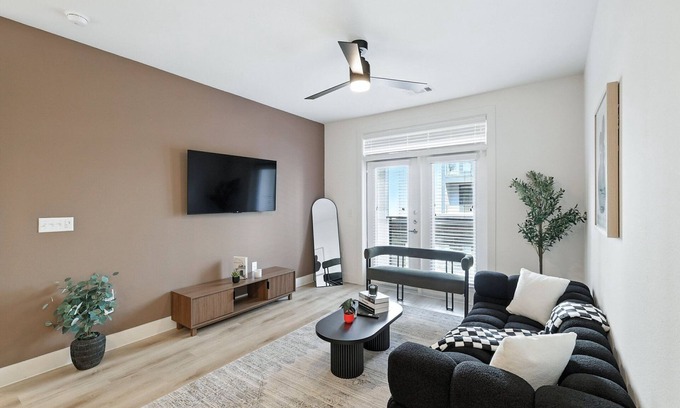 Fort Worth Condo | G94 Luxury Living DT Fort Worth 2B2B, Resort Style Amenities, Golf Sim