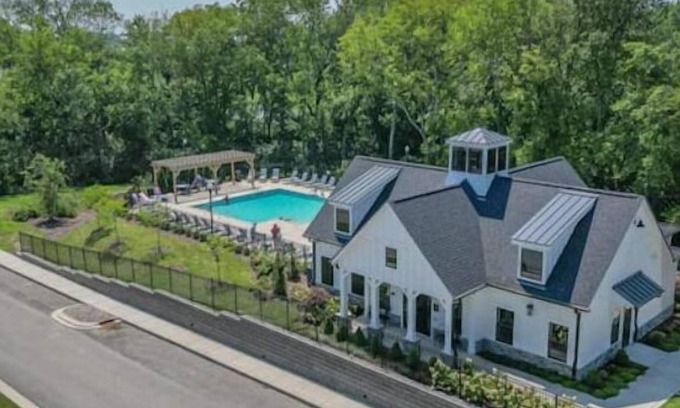 Gallatin House | Gallatin Gem Sleeps 10 + Pool & Music Nearby