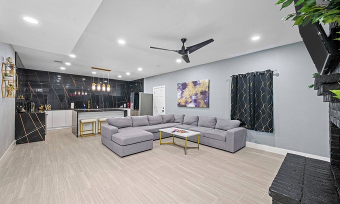 Houston House | Galleria Spacious 5-bedroom House with Pool & Free Parking