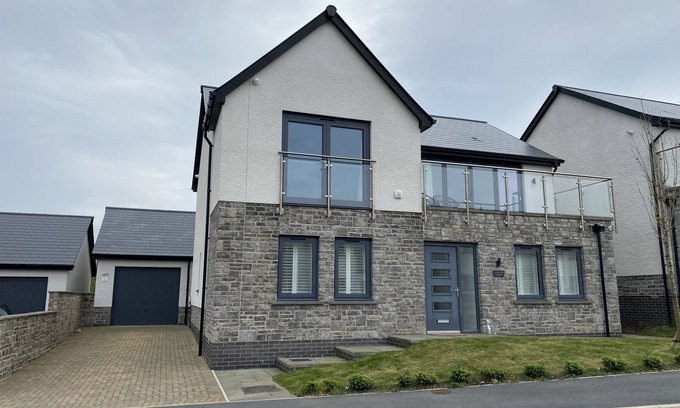 Little Haven Cottage | GALWAD Y MOR, family friendly, with hot tub in Broad Haven