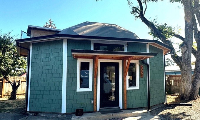 Cal Young House | Game Day Dome – Perfect for UO Games & Events
