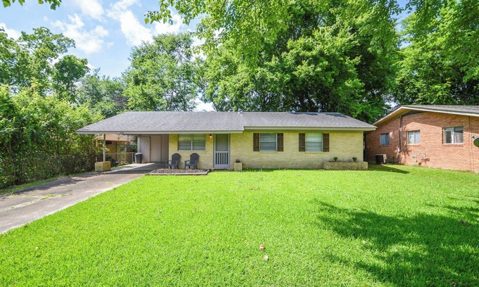 Starkville House | Game Day Getaway-Walk to Stadium
