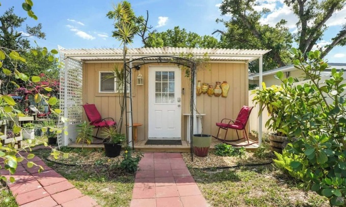 Tampa House | Garden Breeze Retreat