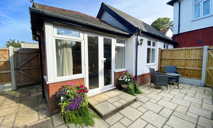 Great Yarmouth House | Garden Cottage Ensuite Bungalow with Patio