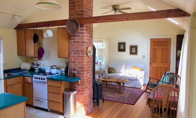 College Hill Cottage | Garden Cottage on College Hill