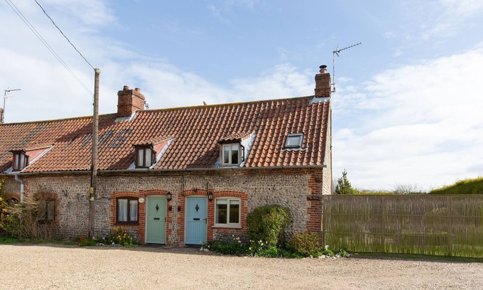 West Beckham Cottage | Garden Cottage - sleeps 2 guests in 1 bedroom