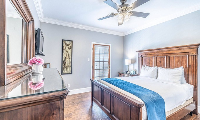 Faubourg Livaudais House | Garden District 2BR Townhouse w/Gated Parking