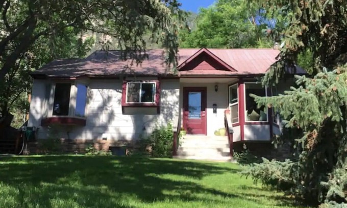 Durango House | Garden Home, private and spacious with hot tub, only 5 minutes to city center