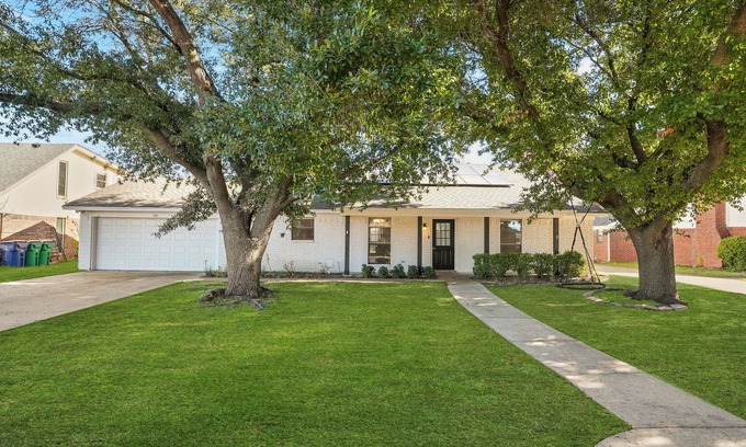Celina House | Garden Retreat/King Bed/Large Yard
