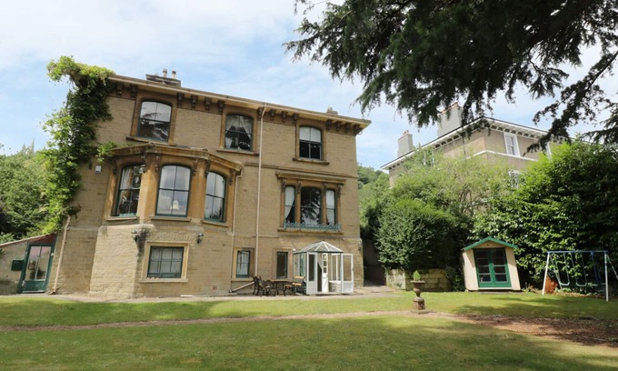 Malvern Apartment | GARDEN VIEW, family friendly, character holiday cottage in Malvern