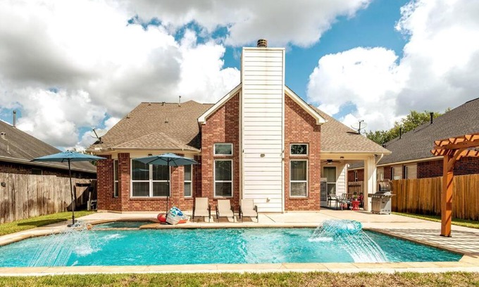 Klein Villa | Gardenias By The Pool. Spacious 5-bedroom house with private pool, yoga room/playroom, and SPA. Vibrant Accommodation!