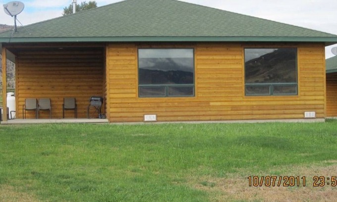 Gardiner Cabin | Gardiner Cabin by Yellowstone Park/Dates Open