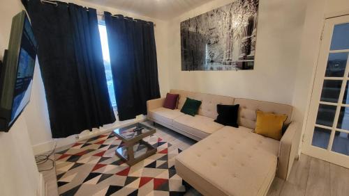 Finchley Apartment | Garland Spacious 4 Bedroom House With Garden And Parking