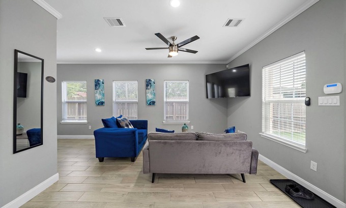 Southeast Houston House | Gated I 2.5 Bath + Laundry I Near NRG + Medical Center + HOU airport