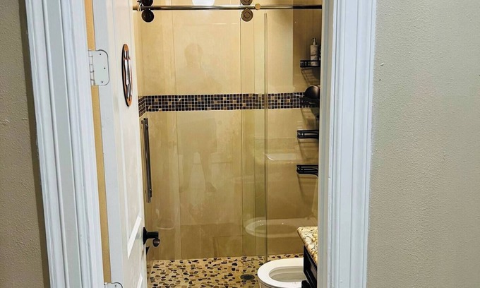 Northside House | Gated spacious 5-bedroom house with fitness room in vibrant Houston