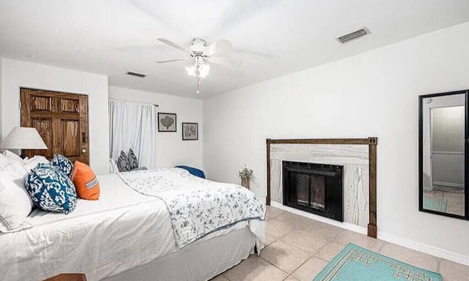 Gainesville House | Gator Den 6 Bedrooms Steps to UF