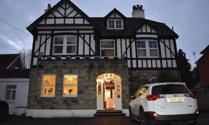 Horley Bed & Breakfast | Gatwick Castle B&B
