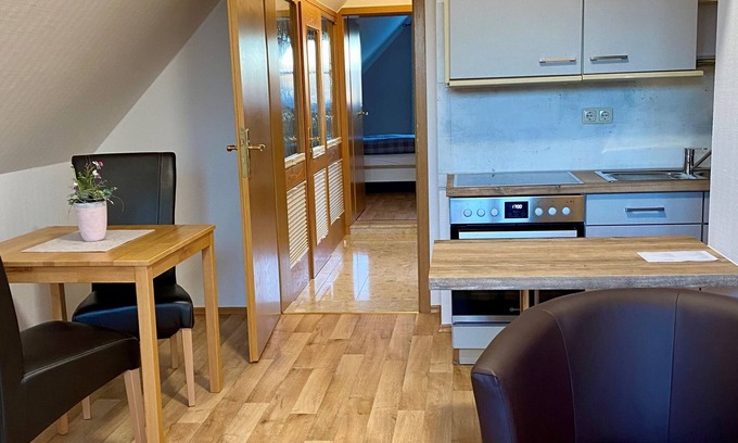 Bad Steben Apartment | Gemütliche 40qm Ferienwohnung, Naturholzmöbelausstattung
