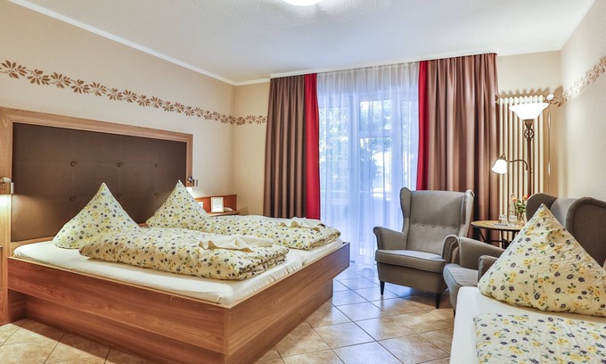 Wolfenweiler Apartment | Gemütliches Dreibettzimmer mit modernem Bad, Flachbild-TV und WLAN