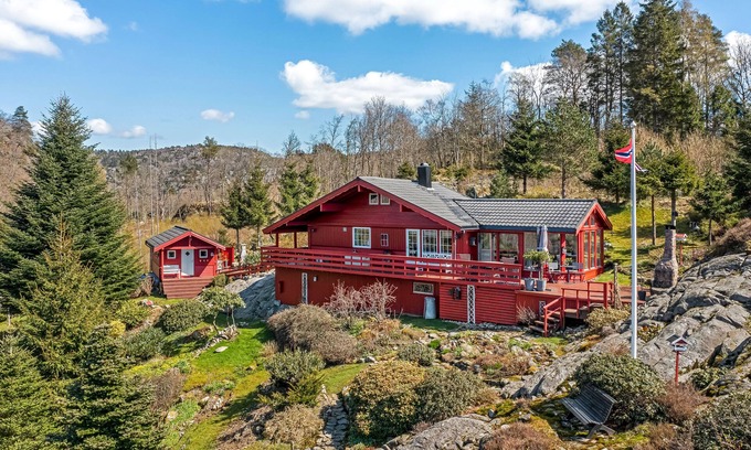 Lyngdal House | Gemütliches Helles Ferienhaus am See mit Panoramaseeblick + Hütte und Nahe Meer