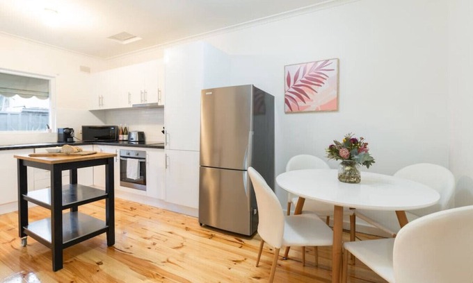 Glenelg East Apartment | Gem Apartment 2 - Courtyard I Coffee I Beach